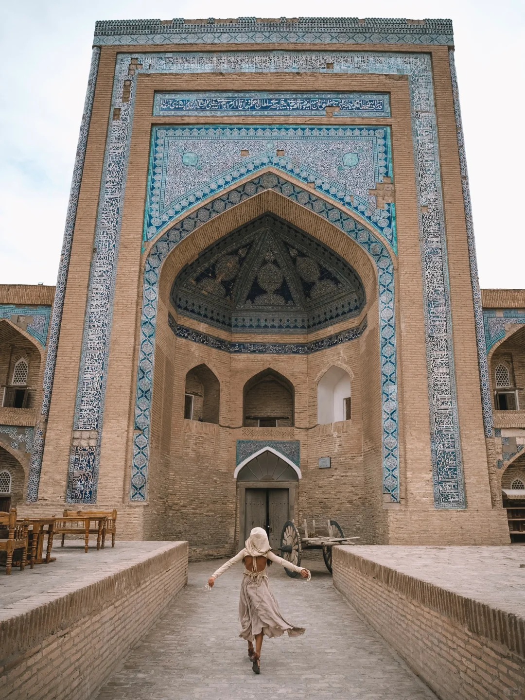 Bolo Hauz Mosque